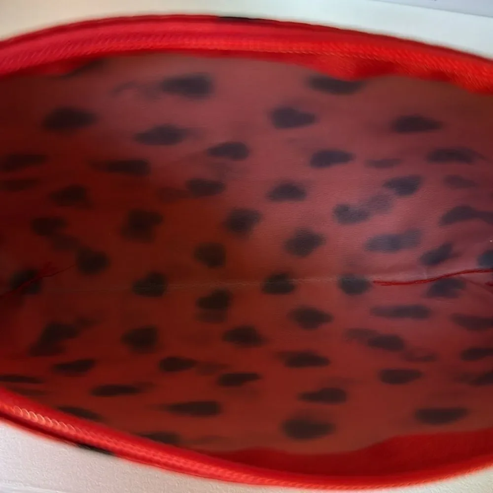 7 Travel Makeup Brushes in the Margot Case – Red with Black Hearts